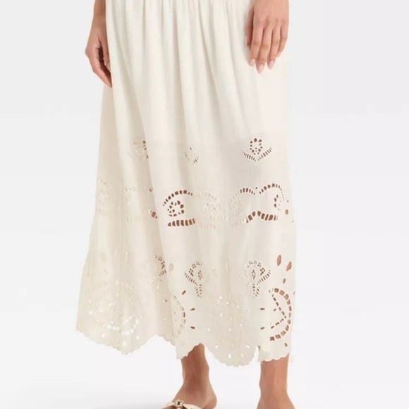 Elegant White Eyelet Skirt - Picture 6 of 6